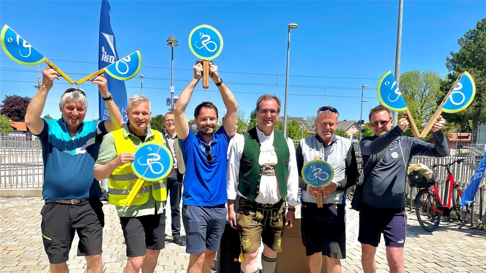 Die Bürgermeister (von links) Bernd Fessler (Großkarolinenfeld), Richard Richter (Bruckmühl), Johannes Zistl (Feldkirchen-Westerham), Thomas Zink (Gemeinderat Bad Feilnbach) sowie Georg Weigl (Tuntenhausen) und Stephan Schlier (Bad Aibling) schickten die Radler mit Starterklappen auf die erste Etappe.
